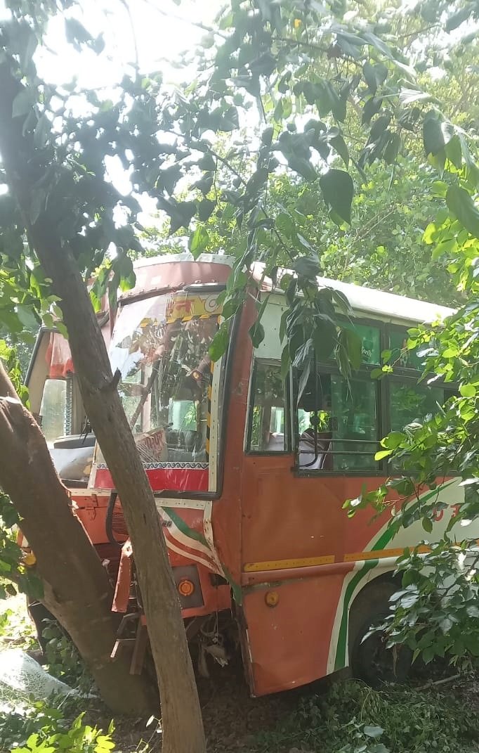 मीरगंज में हाईवे किनारे खाई में गिरी रोडवेज बस, 6 यात्री घायल, मची चीख-पुकार