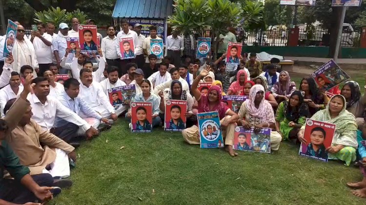 छात्रा हत्याकांड में गिरफ्तारी की मांग, परिजनों का धरना