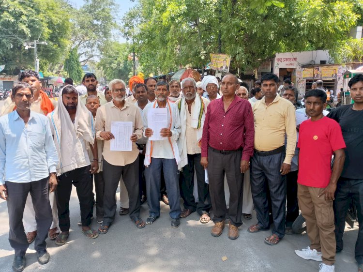 वोट कटने के आरोप पर ग्रामीणों का प्रदर्शन