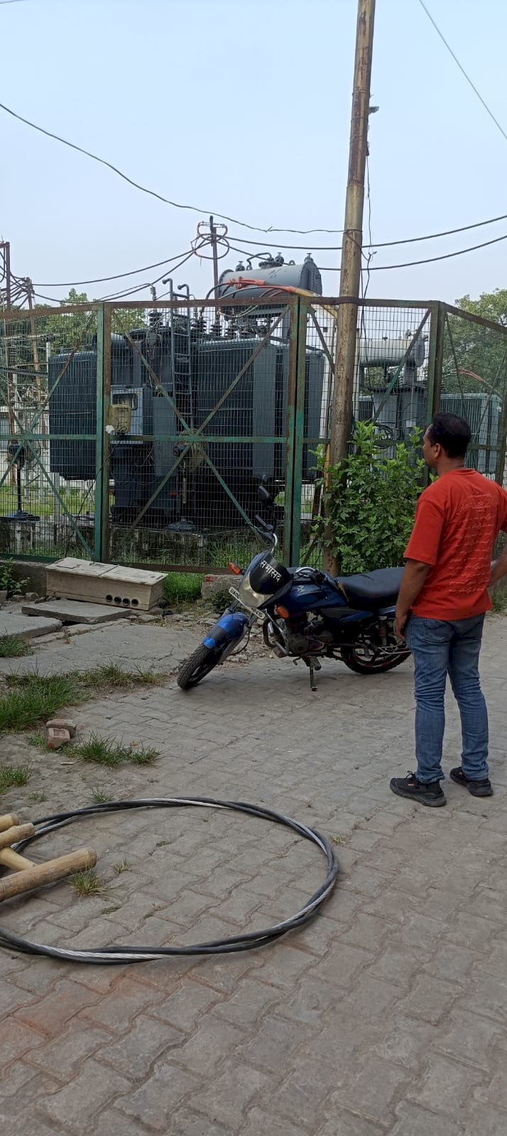 बढ़ते लोड के बीच ट्रांसफॉर्मर को पानी से किया जा रहा ठंडा