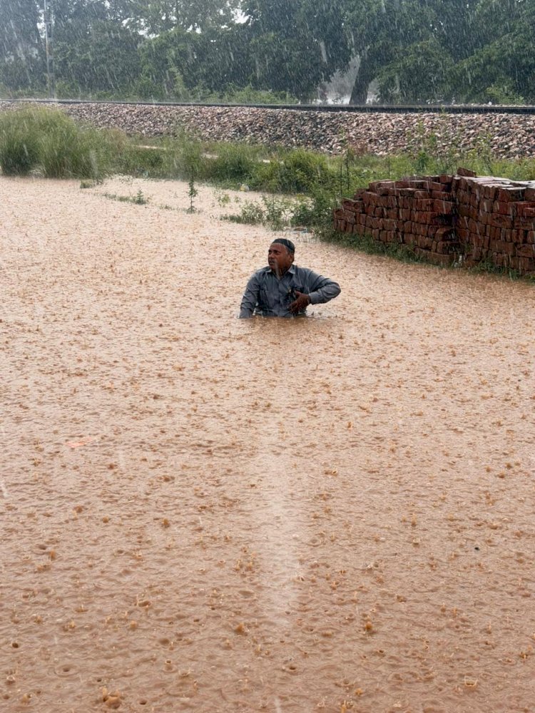 सड़क बदहाली पर गंदे पानी में बैठा समाजसेवी