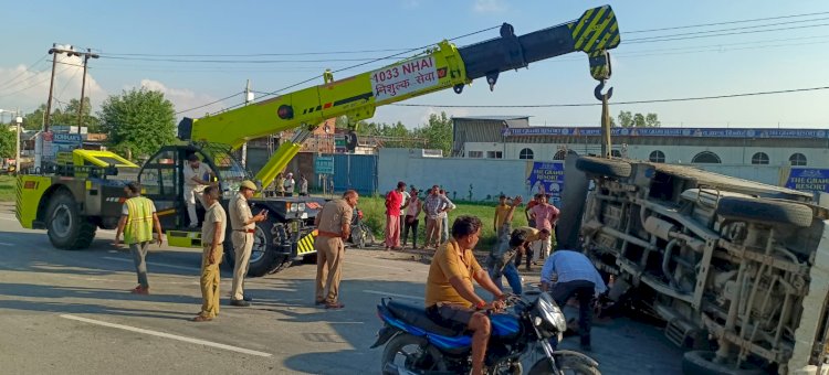 पिकअप पलटने से ठेले वाले की मौत, चालक घायल