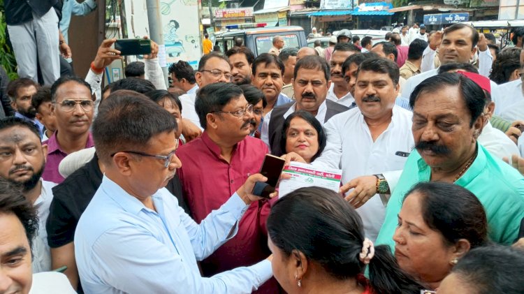 जौहर यूनिवर्सिटी पर कार्रवाई के विरोध में सपा का प्रदर्शन, राज्यपाल के नाम सौंपा ज्ञापन