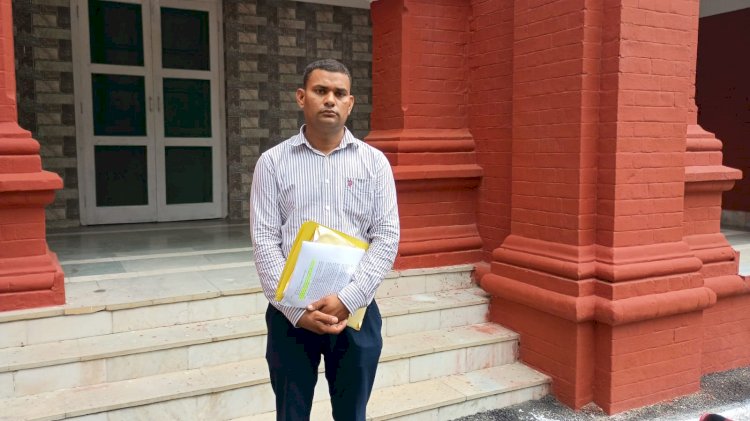 छात्र आंदोलन का समर्थन करने पर सेवा समाप्ति का आरोप, शिक्षक ने डीएम से लगाई न्याय की गुहार