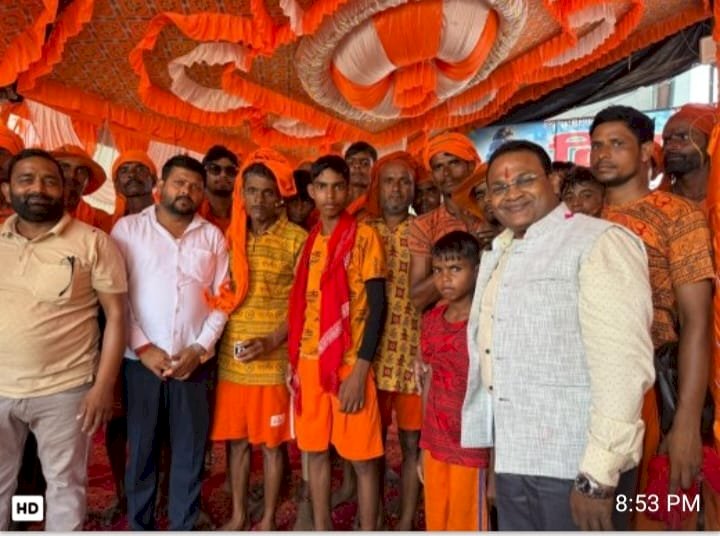 कांवड़ यात्रियों पर पुष्पवर्षा कर किया स्वागत