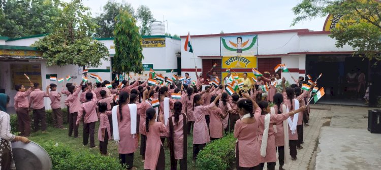 आयोजन : वंदे मातरम के 150 वर्ष पर आदर्श कंपोजिट स्कूल अभयपुर में हुए प्रोग्राम, लहराए तिरंगा।