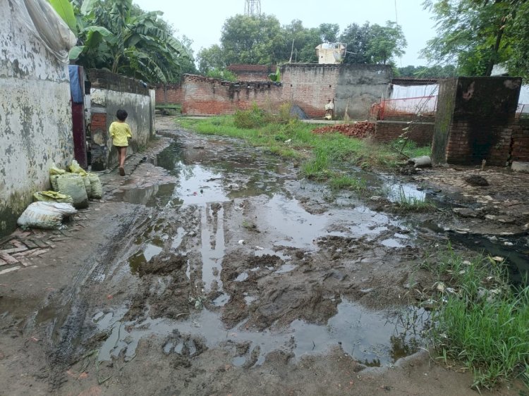 मंदिर मार्ग पर कीचड़ और जलभराव से ग्रामीणों में आक्रोश