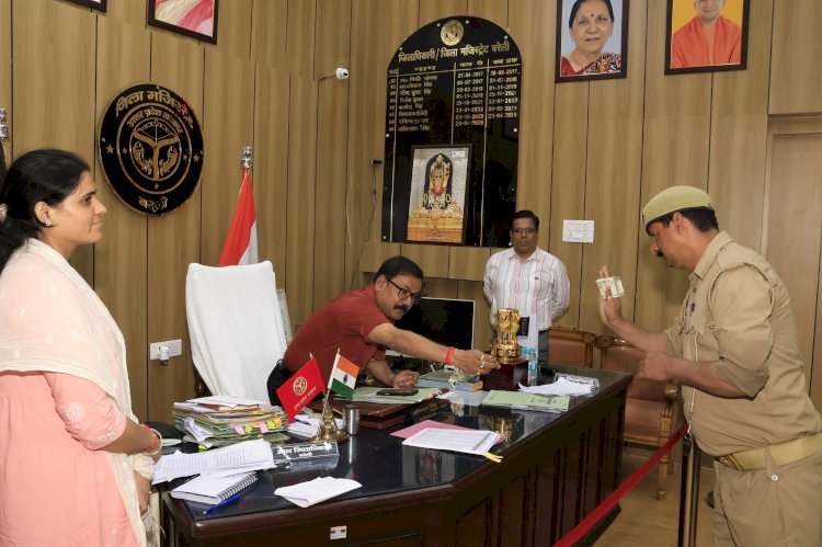 कलेक्ट्रेट में दंपती ने आत्मदाह की कोशिश, पुलिस ने बचाया