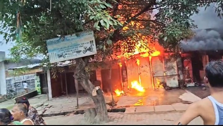 फतेहगंज पश्चिमी में दुकान में भीषण आग