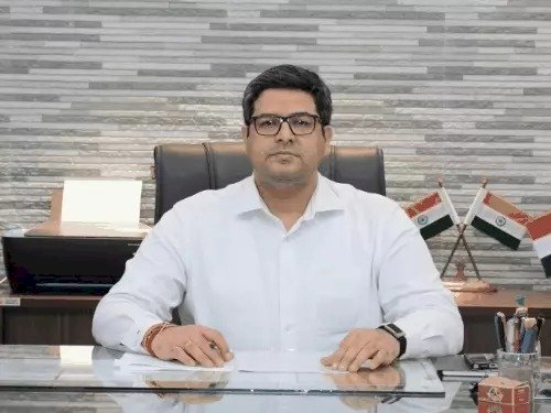 पानी में डूबे बिजलीघर, कमिश्नर ने थामी कमान