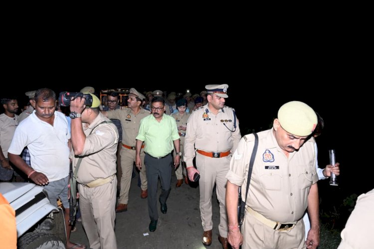 आंवला में अरिल नदी के तेज बहाव में बाइक समेत तीन लोग बहे