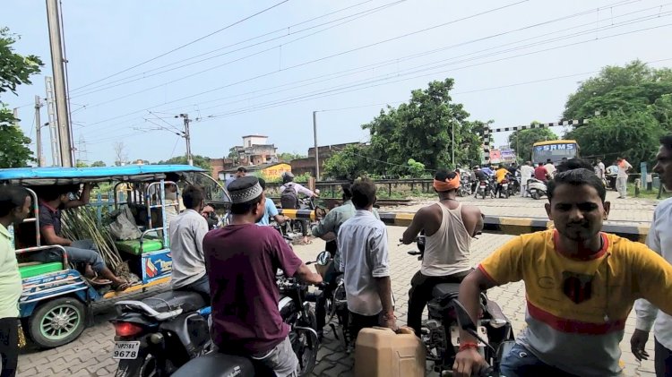 भिटौरा रेलवे फाटक नहीं खुला, जाम में फंसे लोग जान जोखिम में निकले
