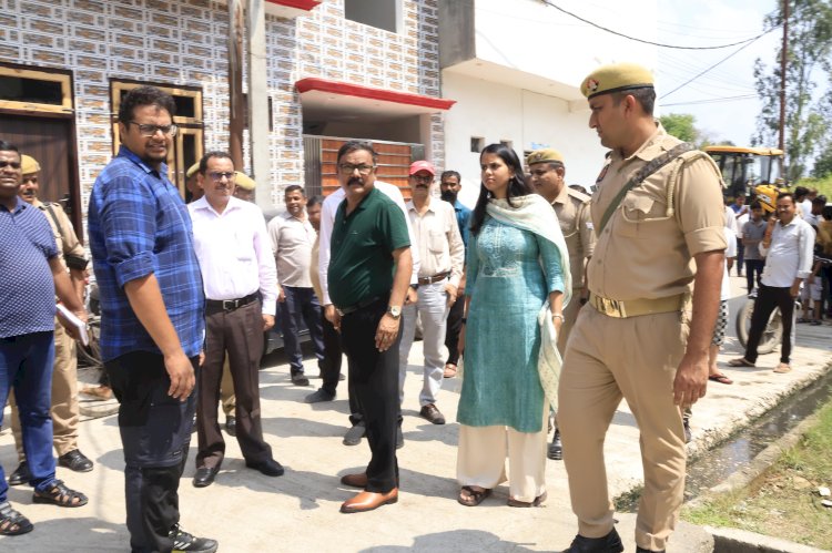 जलभराव वाली कॉलोनियों में पहुंचे डीएम, दिए कार्रवाई के निर्देश