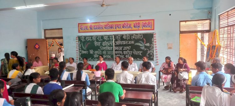 पोस्टर प्रतियोगिता में निहारिका ने मारी बाजी